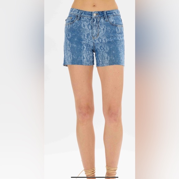 Judy Blue HW Cut Off Leopard Print Shorts